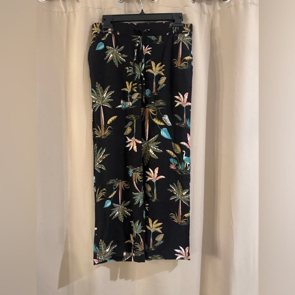 Old Navy Black Petite Floral Wide-Leg Pants with pockets